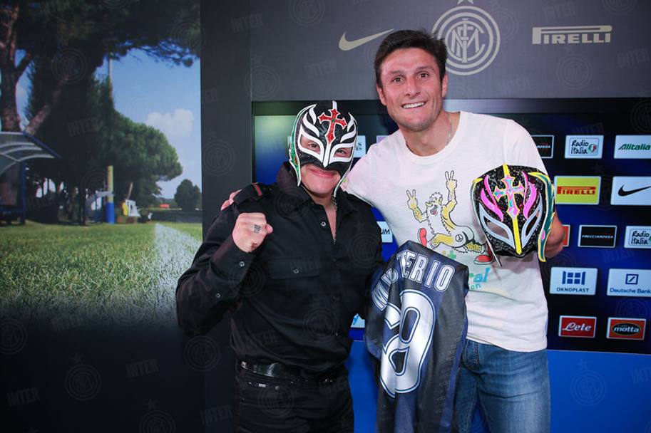 L&#39;Inter si mette in maschera. Oggi alla Pineta la squadra di Mazzarri ha ricevuto la visita di Rey Mysterio, uno dei wrestler pi famosi al mondo, noto per le sue maschere, ogni volta di un colore diverso. Nella foto, pubblicata sul sito ufficiale dei nerazzurri, Mysterio posa insieme ad un divertito Javier Zanetti. Inter.it